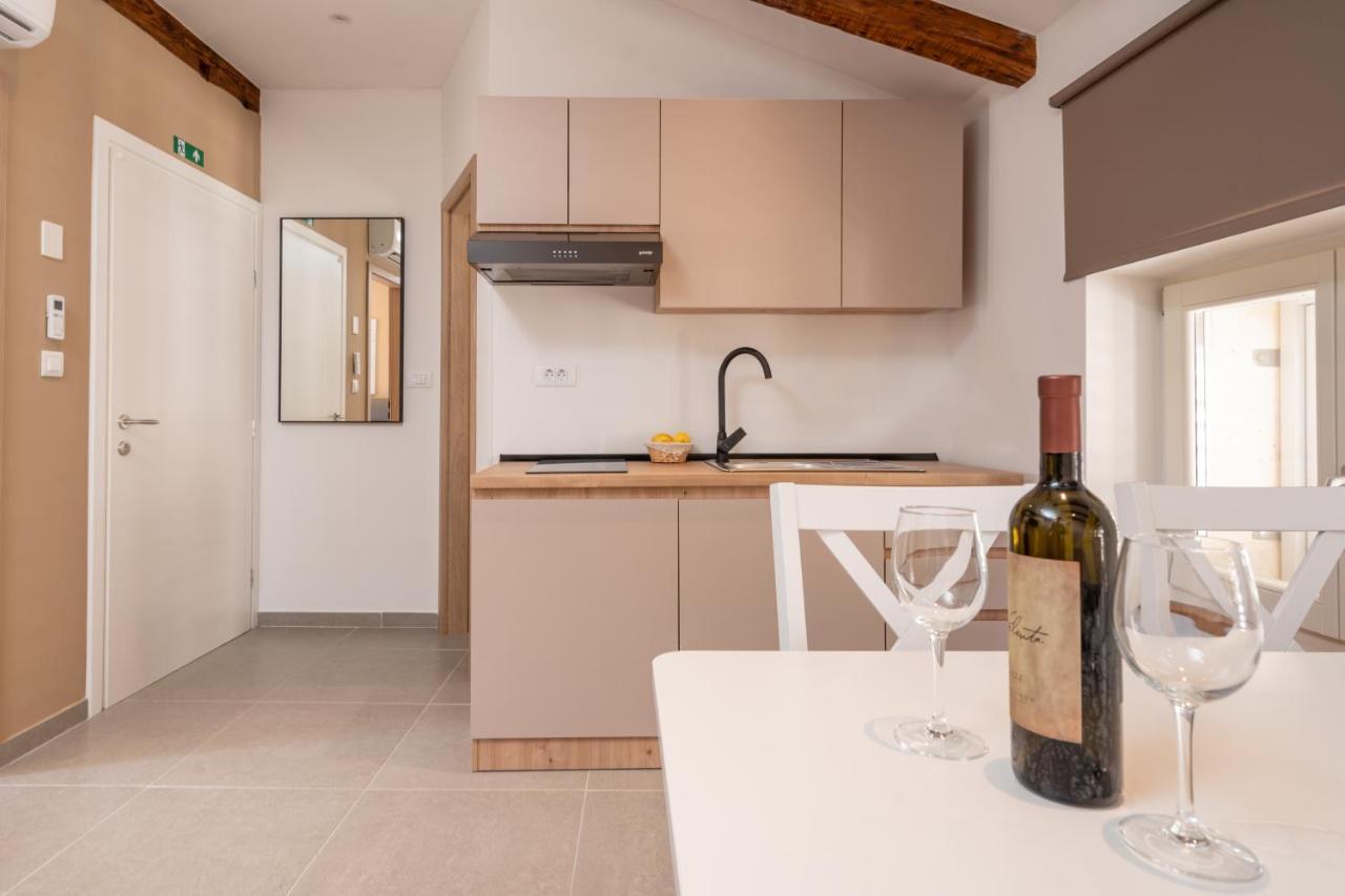 Aaa Apartments & Rooms With Free Parking Pula Exterior photo